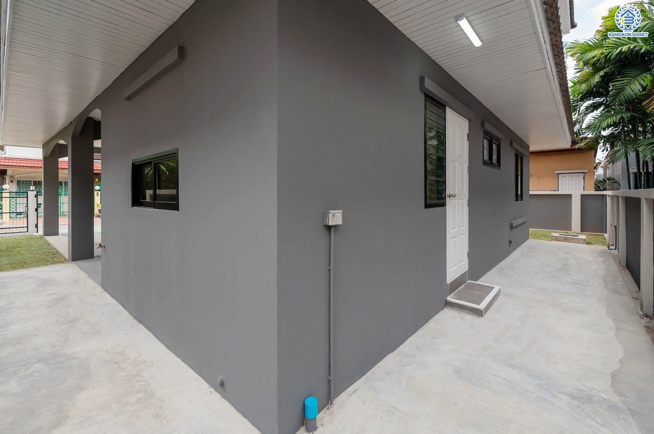 บ้านมือสองตกแต่งใหม่ โครงการ รติรมย์ 2 ราชพฤกษ์-กาญจนาภิเษก ซ.สวนผัก32 บ้านดีไซน์สวยพร้อมอยู่ เนื้อที่ 60 ตร.ว. ฟังก์ชัน 3 ห้องนอน 2 ห้องน้ำ 2 ที่จอดรถ บนทำเลศักยภาพ เชื่อมต่อหลายเส้นทางหลัก ใกล้ทางด่วน "ศรีรัช" และแหล่ง Community Mall ชั้นนำมากมาย